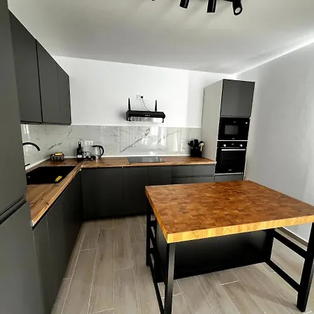 Tampa Cozy Hideaway Будинок відпочинку Брашов